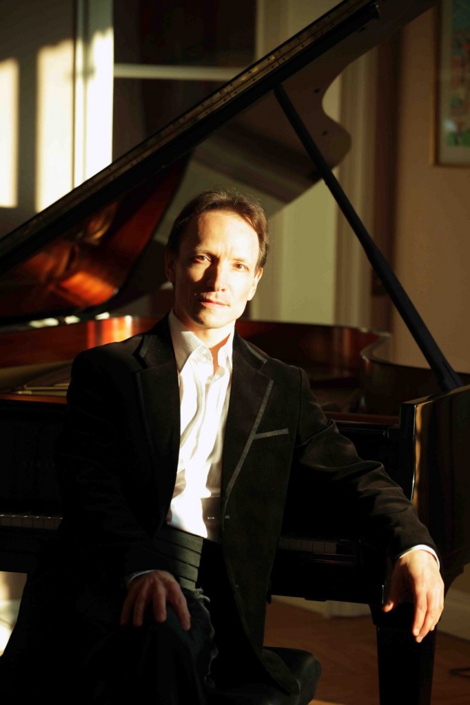 Roustem_Saitkoulov_1169_by_Marina_Kierszenblat-net-1040x1560